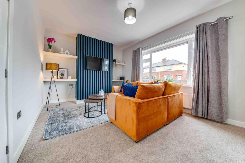 ein Wohnzimmer mit einer Couch und einem Fenster in der Unterkunft Glasswing Stays The Collier's Rest in Barnsley