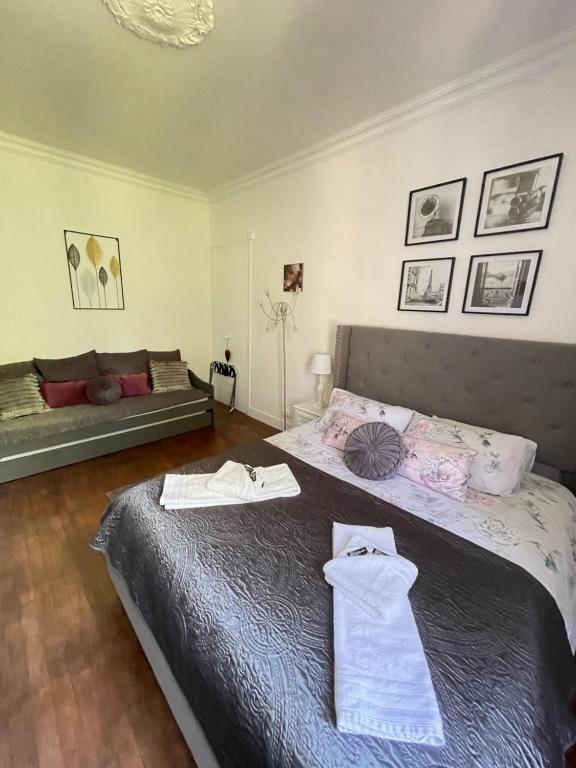 Vue du Château d'Excideuil en chambres - Quadruple Room With Shower