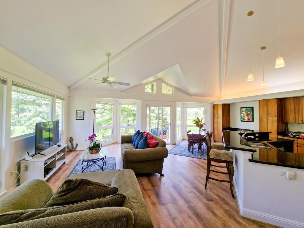 uma sala de estar com dois sofás e uma cozinha em Walk to Beach&Sunset - Luxury Villa on the Princeville Golf Course em Princeville