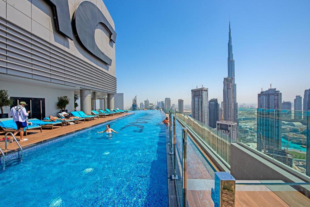 Bazén v ubytování Stylish 2Bedroom w infinity pool on the 64th floor nebo v jeho okolí