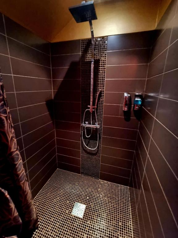 Love room, Les nuitées secrètes de Rouen - King Room Met Spa -bad