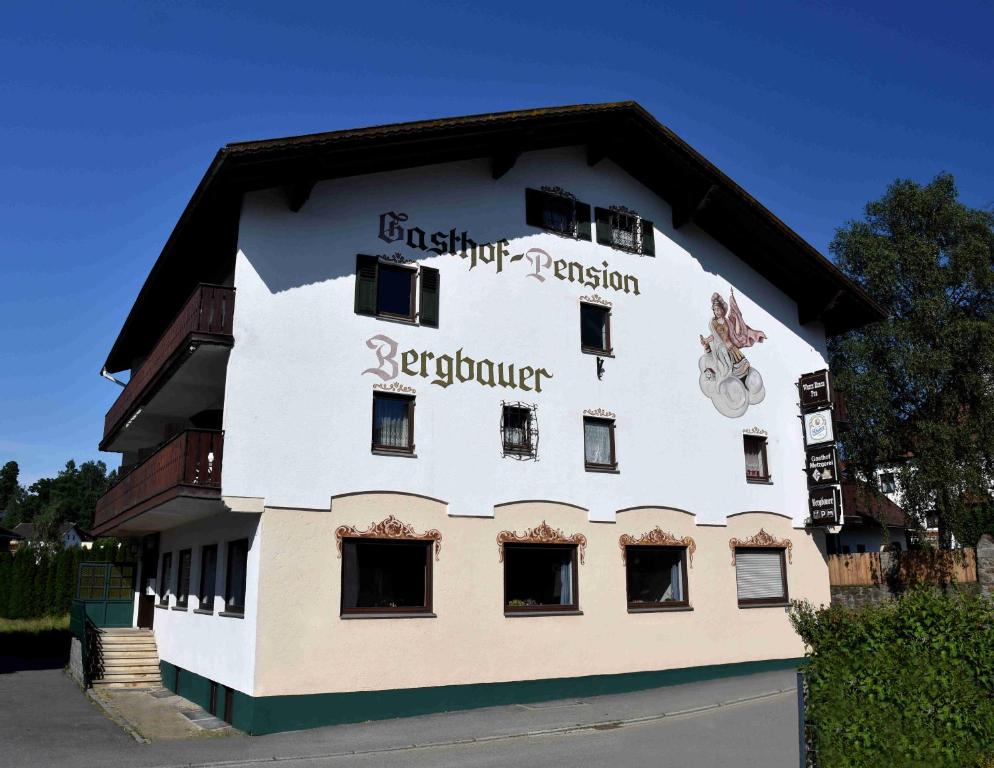 un bâtiment avec un panneau sur son côté dans l'établissement Pension Bergbauer, à Prackenbach