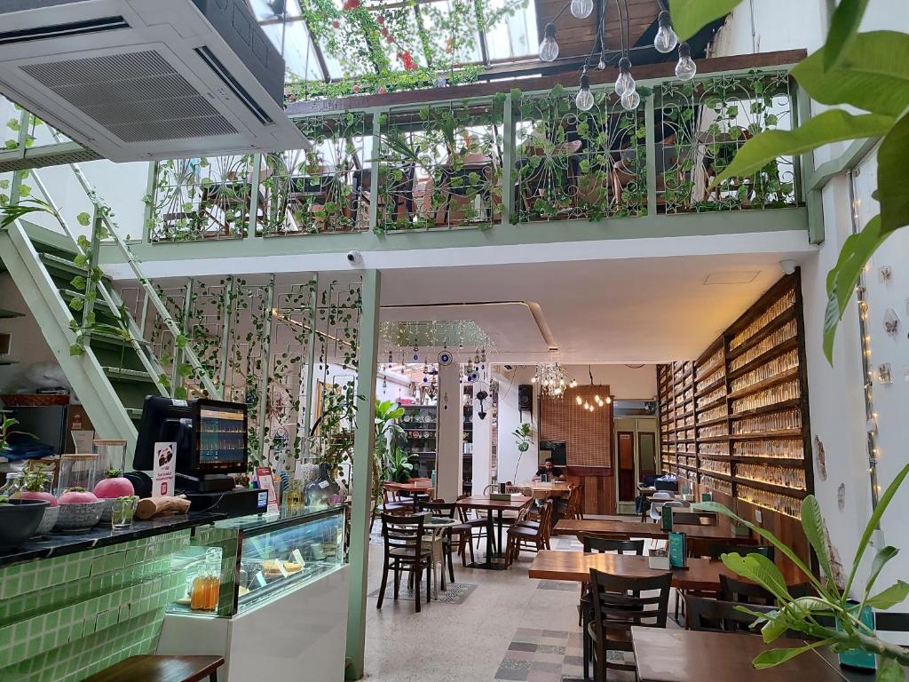 Un restaurante con mesas y sillas y un balcón. en Bestow Boutique Hotel, en Kuala Lumpur