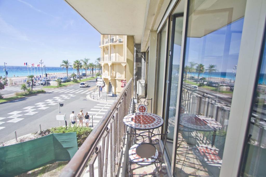 - un balcon avec vue sur la plage dans l'établissement Sea Front Palace Promenade, à Nice