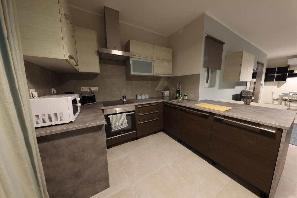 Kuchyň nebo kuchyňský kout v ubytování Comfort and Convenience flat 4 dad's court