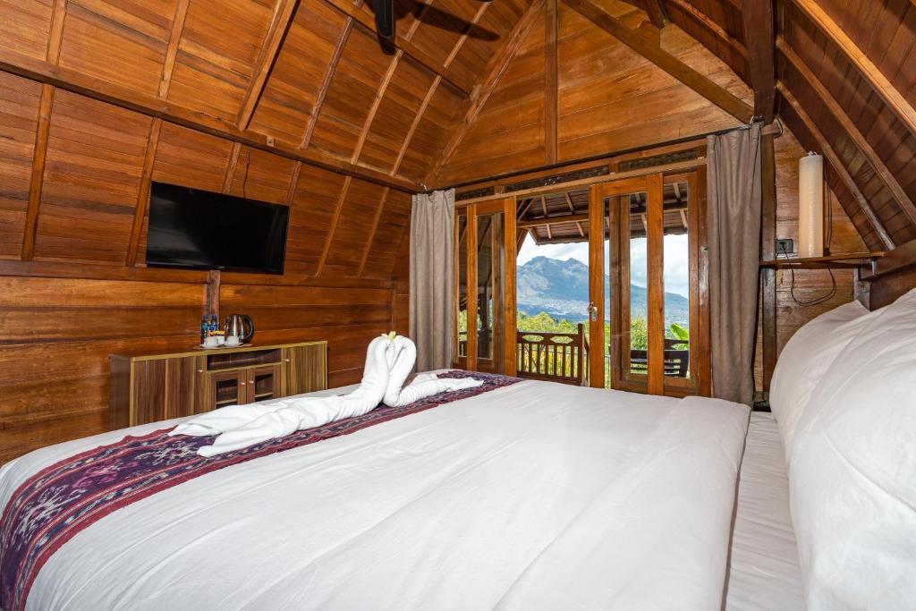 Tiing Bali Guest House Kintamani - Kamer Met Kingsize Bed En Uitzicht Op De Bergen