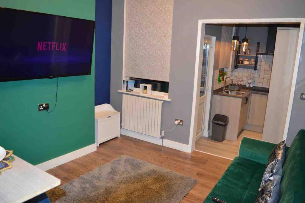 TV a/nebo společenská místnost v ubytování Unique 4 Bed Home in Derby Perfect for Contractors!