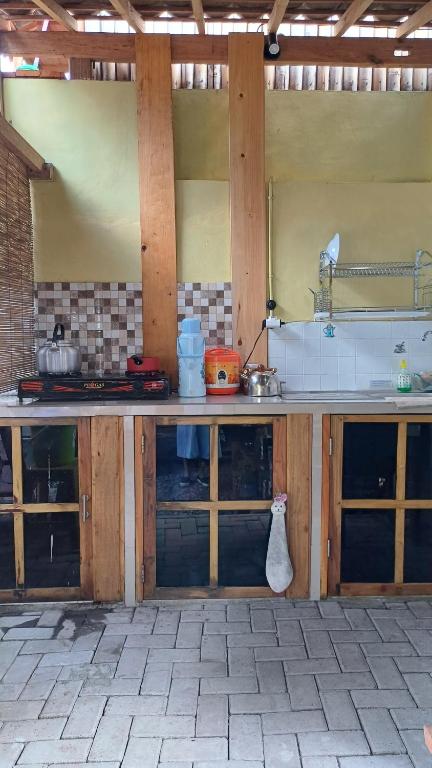 Kuchyň nebo kuchyňský kout v ubytování Omah Kepel Yogyakarta