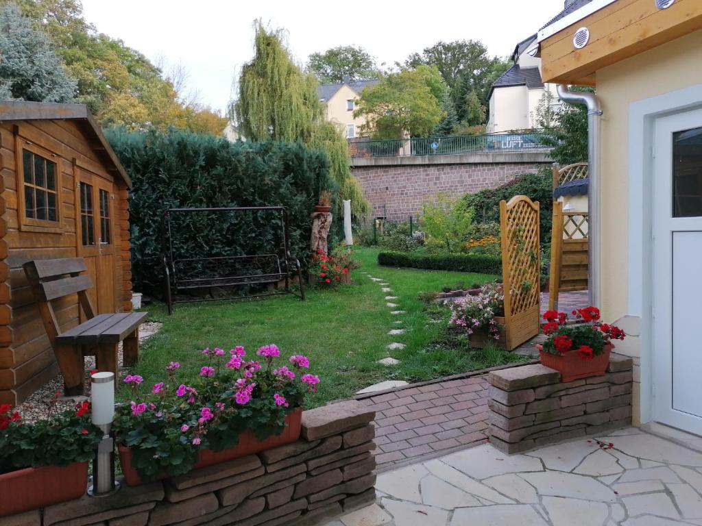 a backyard with a garden with flowers and a gate at Urlaub und Arbeit in Waldheim in Waldheim