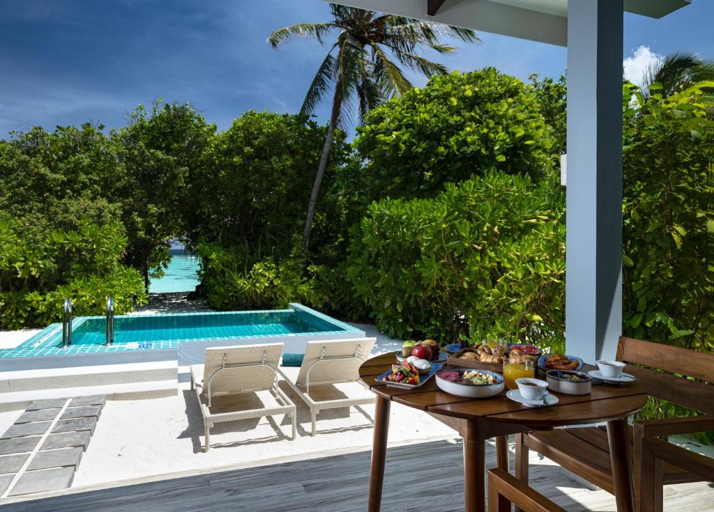 Bazén v ubytování Ifuru Island Maldives - 24-Hours Premium All Inclusive nebo v jeho okolí