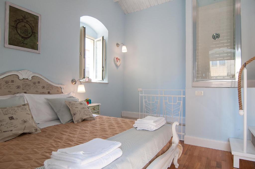 Кровать или кровати в номере Baroque Charme House