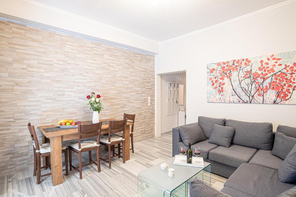 sala de estar con sofá y mesa en Hermes Apartments, 2 bedrooms, great facilities! en Athens