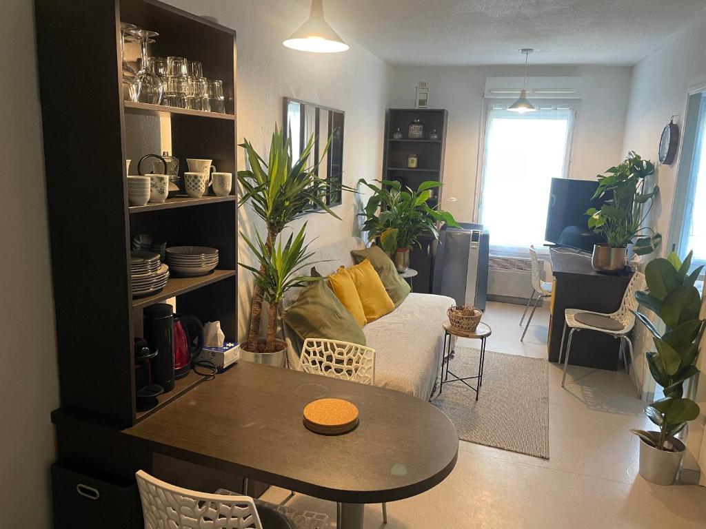 un salon avec un canapé et une table dans l'établissement Parc Arena, à Nîmes