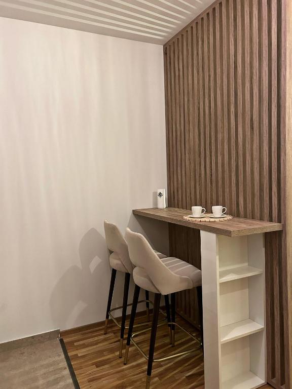 een eetkamer met een tafel en 2 stoelen bij Fly apartments in Ledine