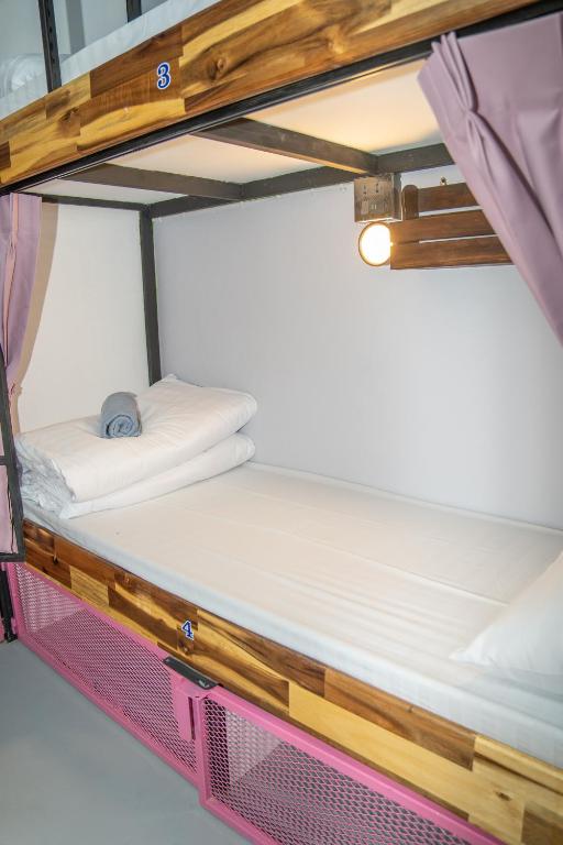 Postel nebo postele na pokoji v ubytování K-Bunk Hostel Pai Walking Street