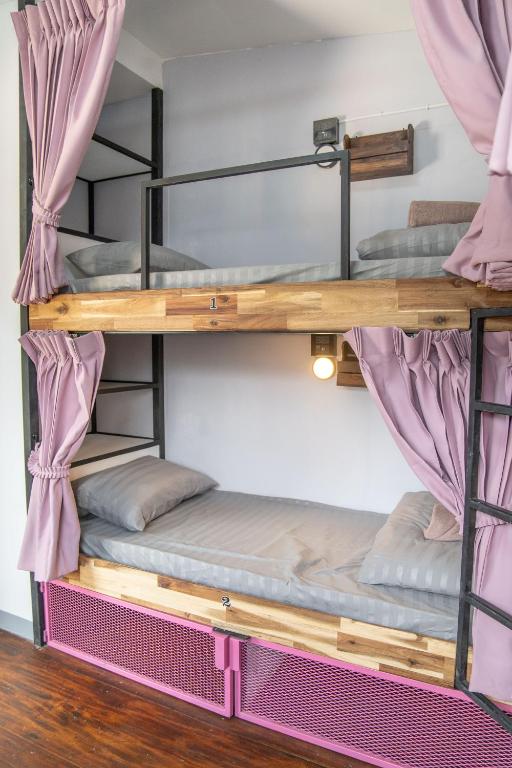 Palanda nebo palandy na pokoji v ubytování K-Bunk Hostel Pai Walking Street