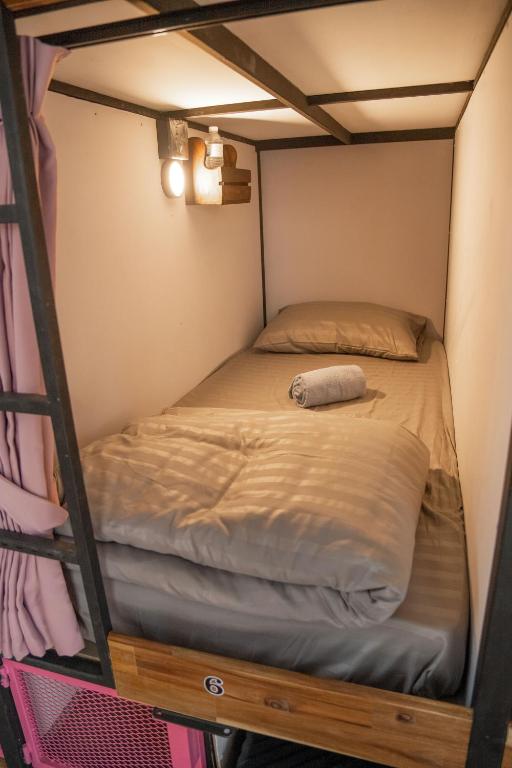 Postel nebo postele na pokoji v ubytování K-Bunk Hostel Pai Walking Street
