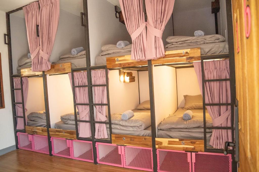 Postel nebo postele na pokoji v ubytování K-Bunk Hostel Pai Walking Street