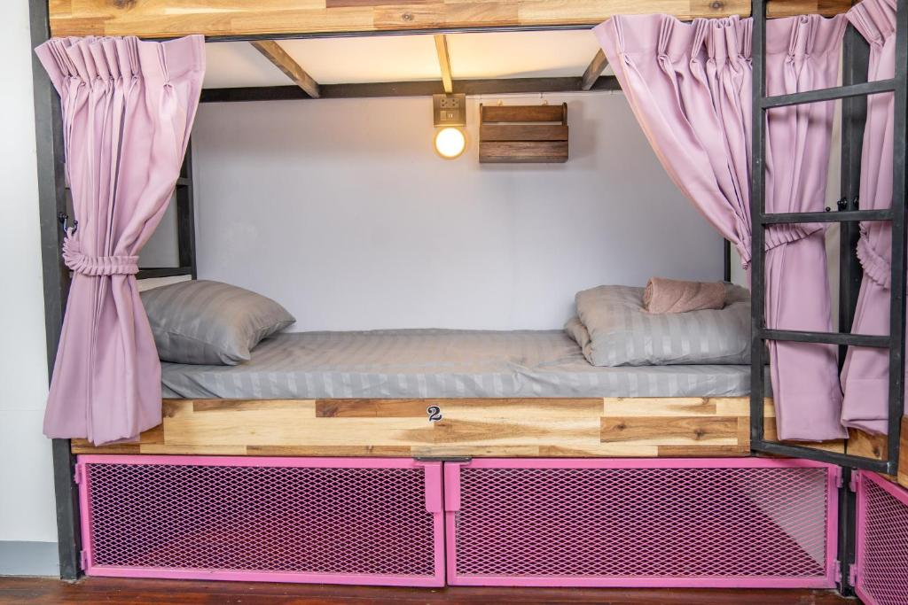 Postel nebo postele na pokoji v ubytování K-Bunk Hostel Pai Walking Street