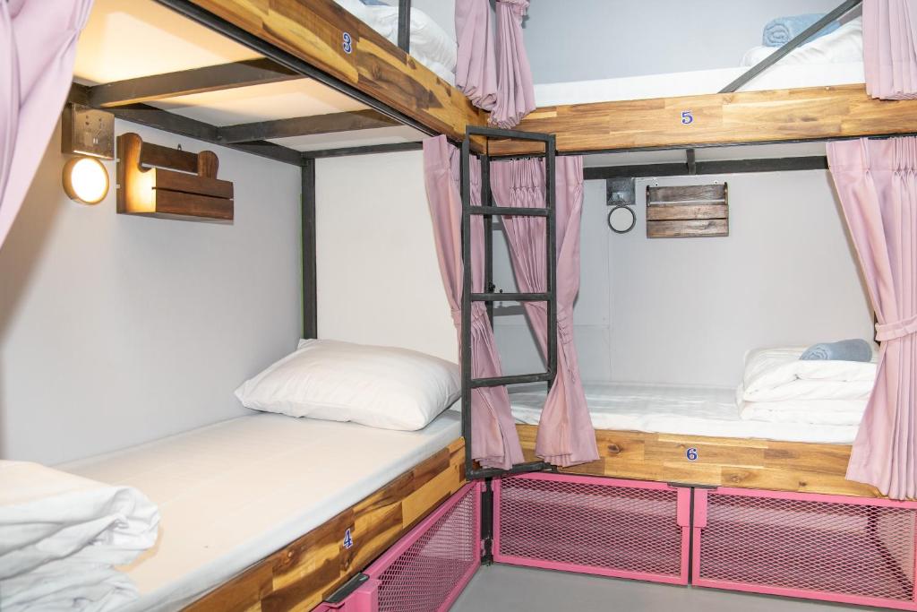 Postel nebo postele na pokoji v ubytování K-Bunk Hostel Pai Walking Street
