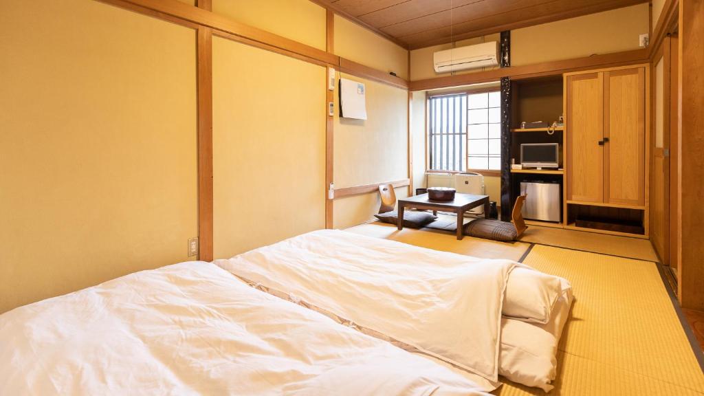 Postel nebo postele na pokoji v ubytování Ryokan Hiyoshi