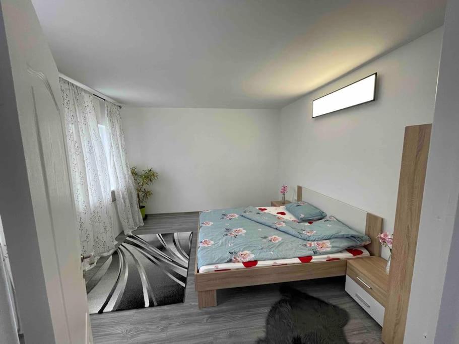 1 dormitorio con 1 cama con una pintura en la pared en Snoghoj,self check in,read listing, en Fredericia