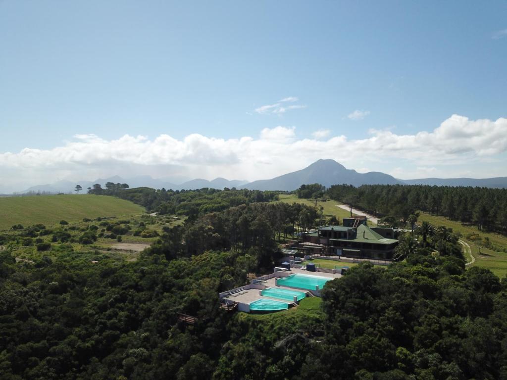 uma vista aérea de um resort no meio de uma floresta em Tsitsikamma on Sea Resort em Witelsbos