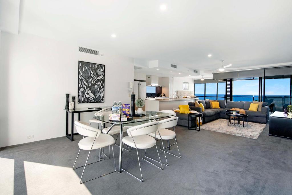 Il comprend une cuisine et un salon avec une table et des chaises. dans l'établissement Perfect Family Retreat in Circle on Cavill - 2 Bedroom 2 Bathroom plus Study Apartments from Level 11 - Wow Stay, à Gold Coast