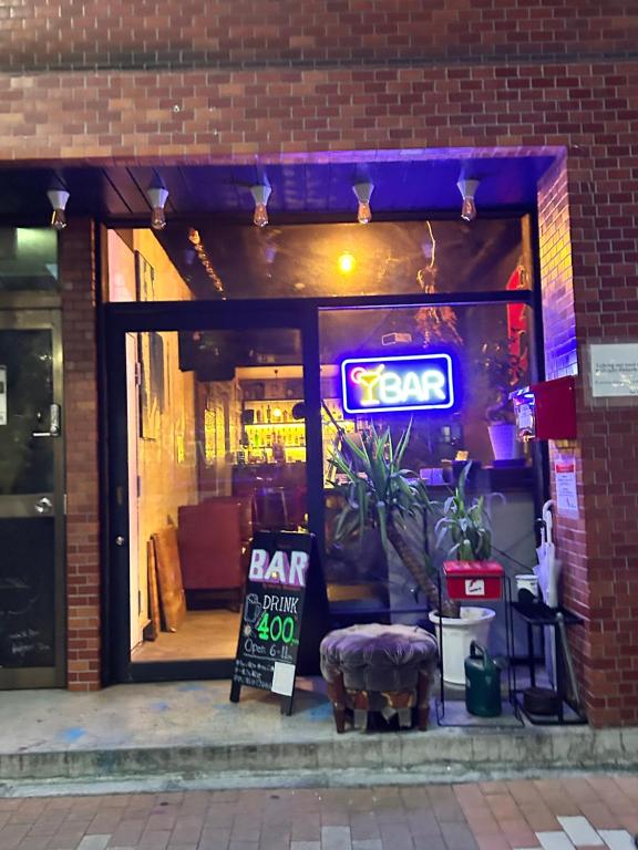 una señal en la ventana de un restaurante con una señal de bar en Hostel Bedgasm, en Tokio