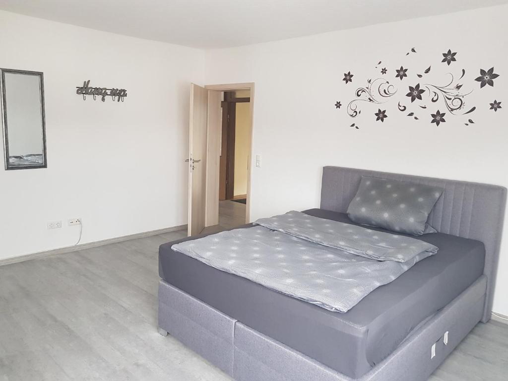 een slaapkamer met een bed in een kamer bij Wohnung Monteurswohnung in Bad Salzschlirf in Bad Salzschlirf