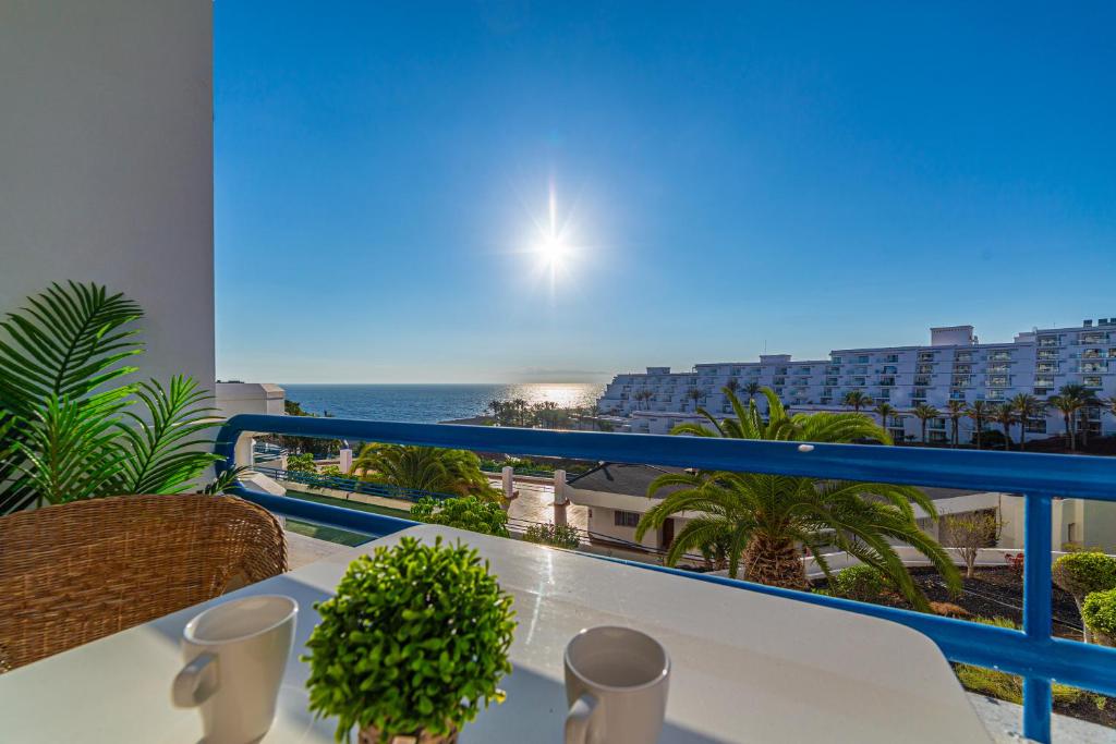 balcón con mesa y vistas al océano en Sunset Escape en Playa Paraiso