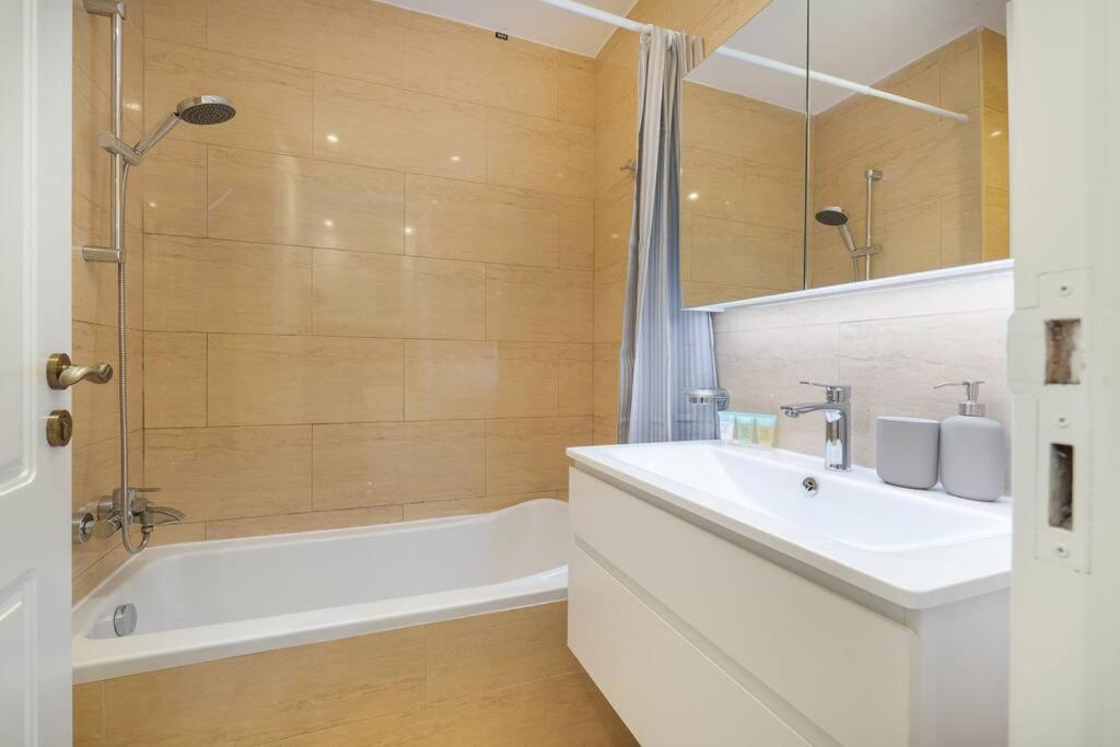 Koupelna v ubytování Serene Studio & Sea View & Brand New Listing