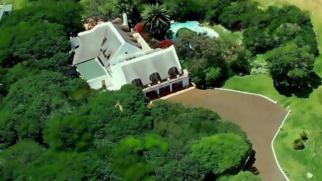 an aerial view of a large white house at Klein Paradijs Country Retreat in Pearly Beach