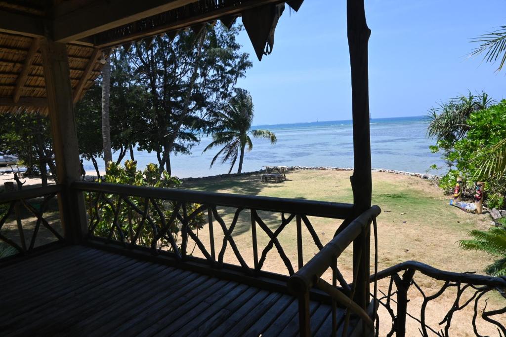 vistas a la playa desde el porche de una casa en Bunga Jabe en Karimunjawa