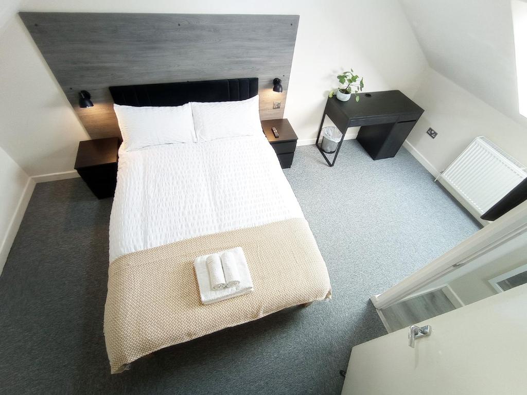 Osney Cypress Studio - Self Contained Studio Flat tesisinde bir odada yatak veya yataklar