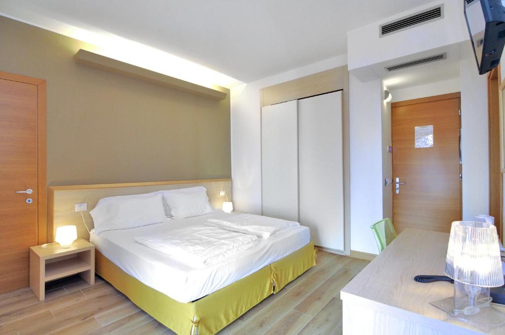 a small bedroom with a bed and a table at Eco Hotel Cleofe in Caorle