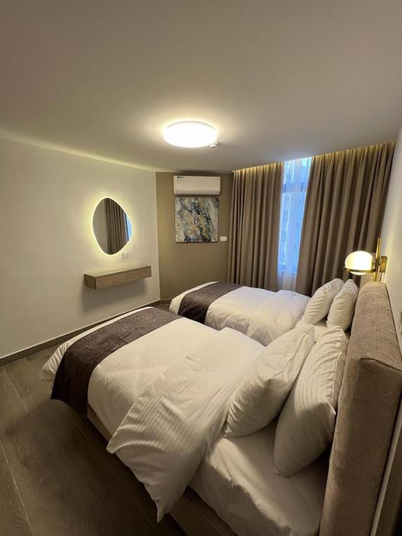 Postel nebo postele na pokoji v ubytování Red Carpet Hotel & Suites