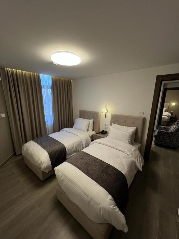 Postel nebo postele na pokoji v ubytování Red Carpet Hotel & Suites