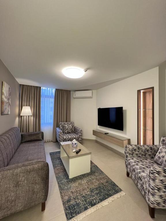 TV a/nebo společenská místnost v ubytování Red Carpet Hotel & Suites