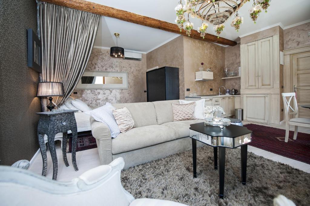 sala de estar con sofá y mesa en Apartment Piazza, en Rovinj