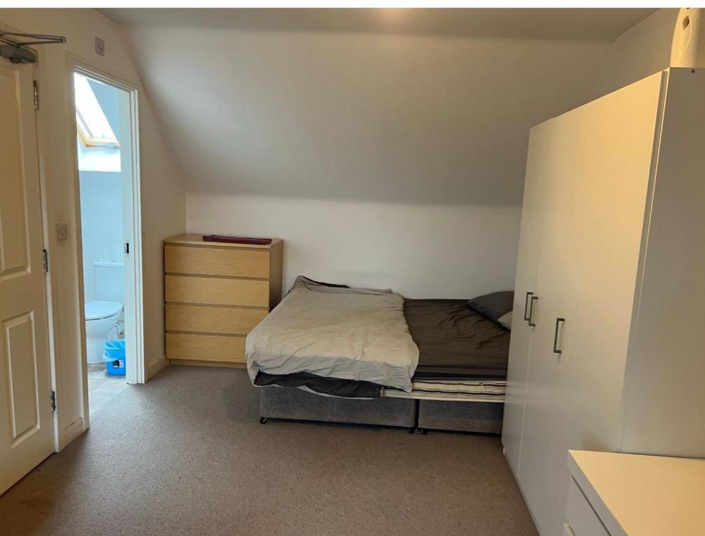 Un pat sau paturi într-o cameră la No-323 Signals Drive