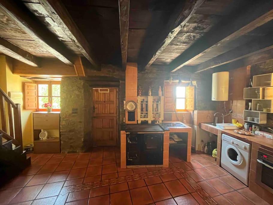 Il comprend une grande cuisine équipée d'une cuisinière et d'un four micro-ondes. dans l'établissement Medulillas 1 Casa a 2000 m de Las Médulas, à Yeres