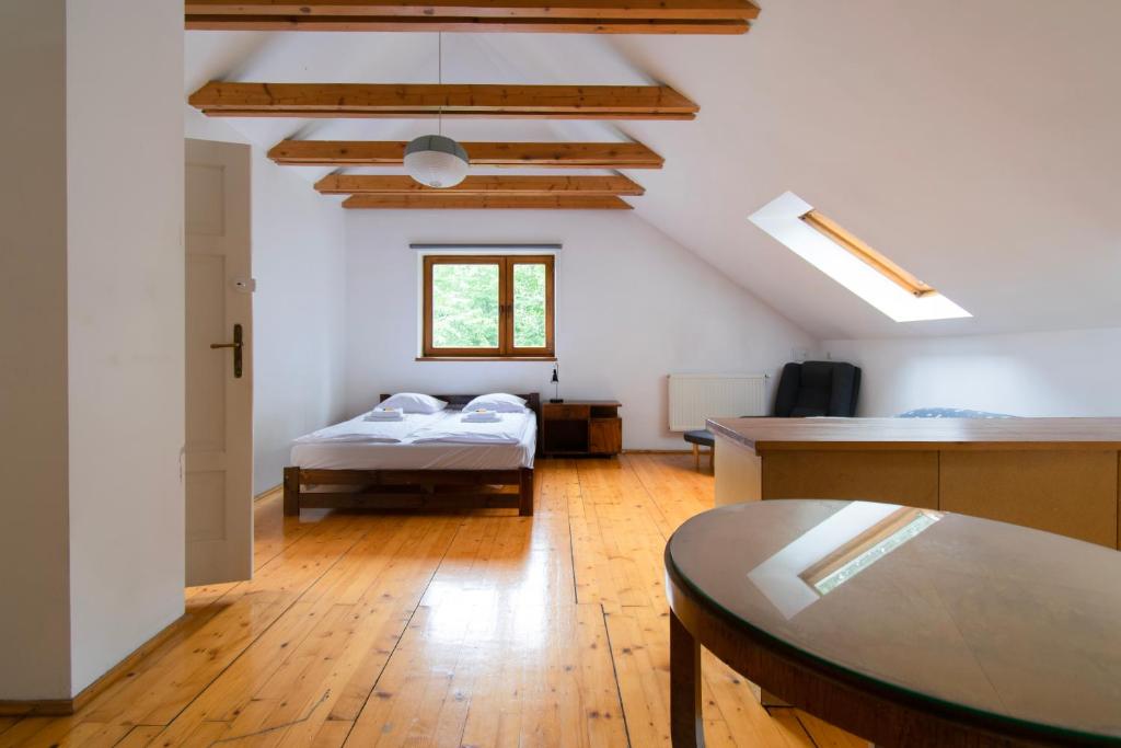 um quarto com uma cama e uma mesa em House with Garden Królowej Jadwigi street em Cracóvia