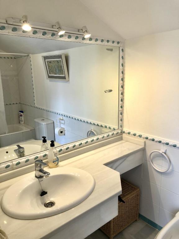 Kúpeľňa v ubytovaní Duplex vistas al golf Guadalmina Marbella