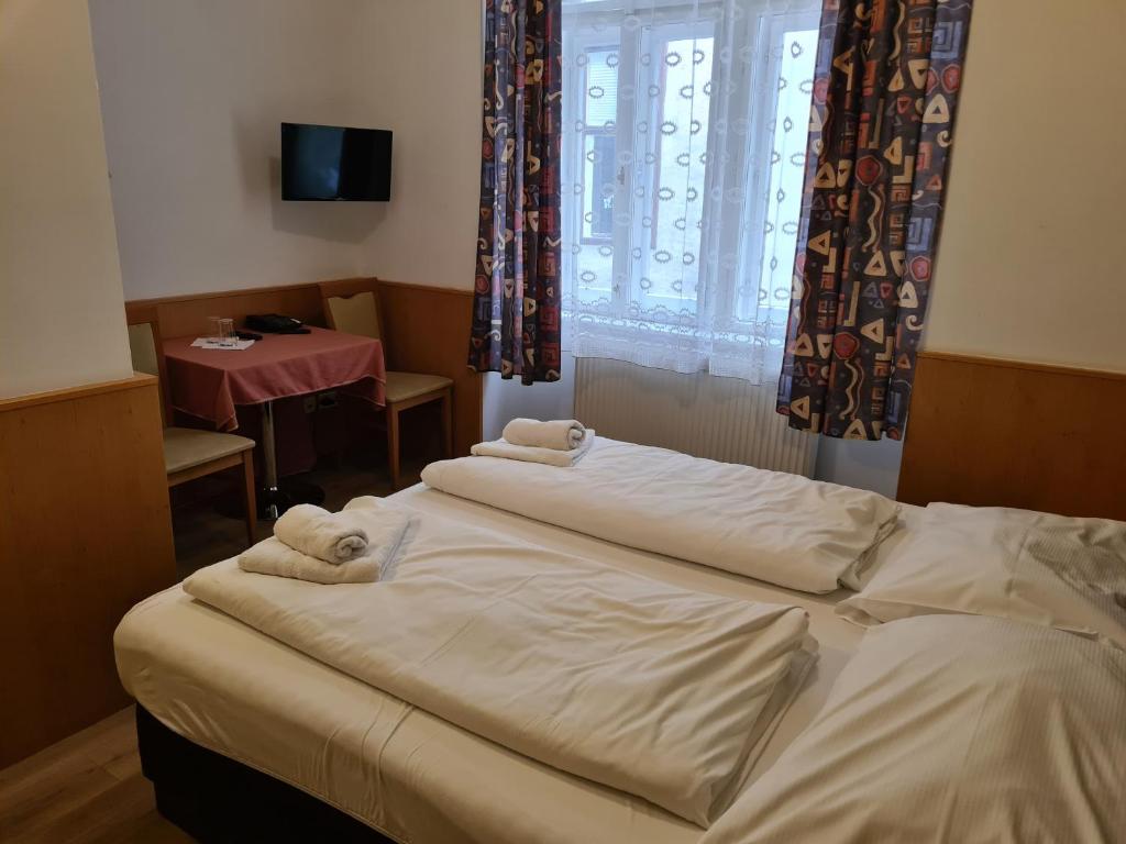 Postel nebo postele na pokoji v ubytování Pension Ani-Falstaff