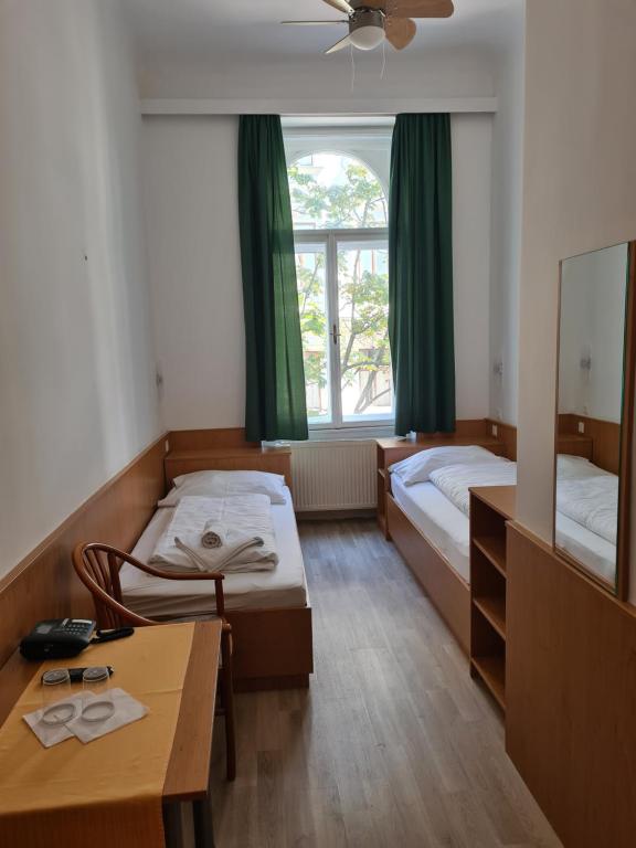 Postel nebo postele na pokoji v ubytování Pension Ani-Falstaff