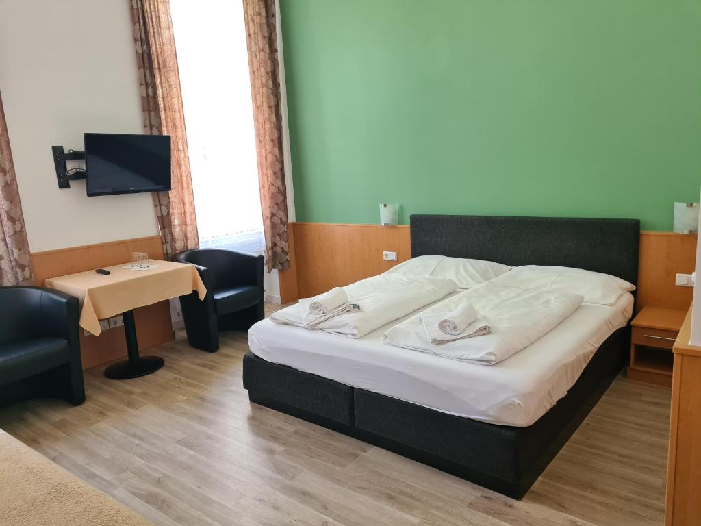 Postel nebo postele na pokoji v ubytování Pension Ani-Falstaff