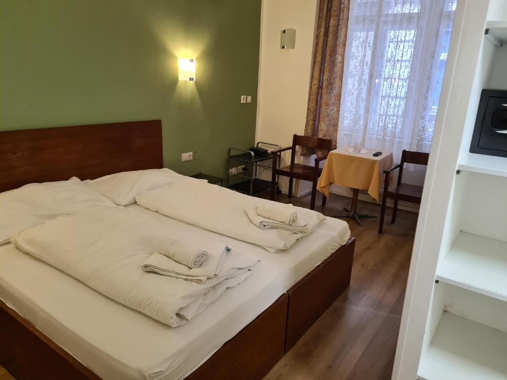 Postel nebo postele na pokoji v ubytování Pension Ani-Falstaff