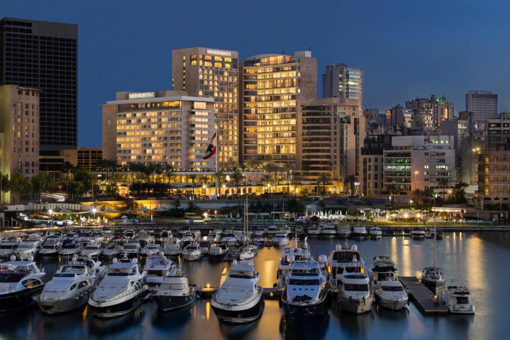 um grupo de barcos ancorados num porto com uma cidade em InterContinental Phoenicia Beirut, an IHG Hotel em Beirute