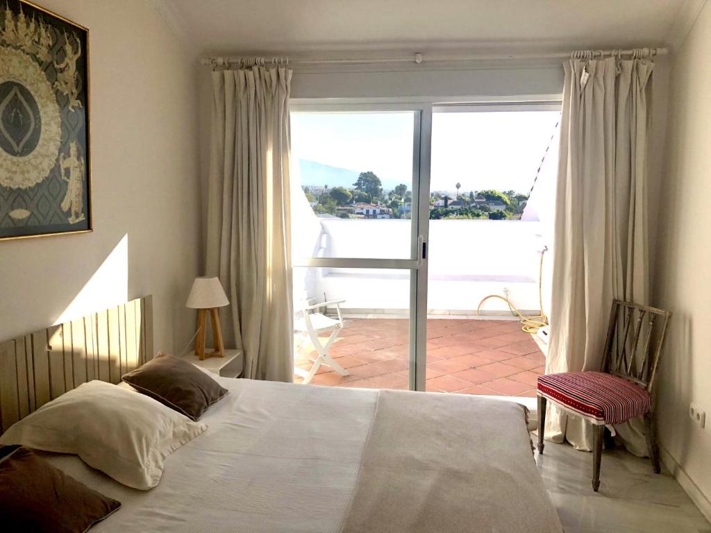 Posteľ alebo postele v izbe v ubytovaní Duplex vistas al golf Guadalmina Marbella